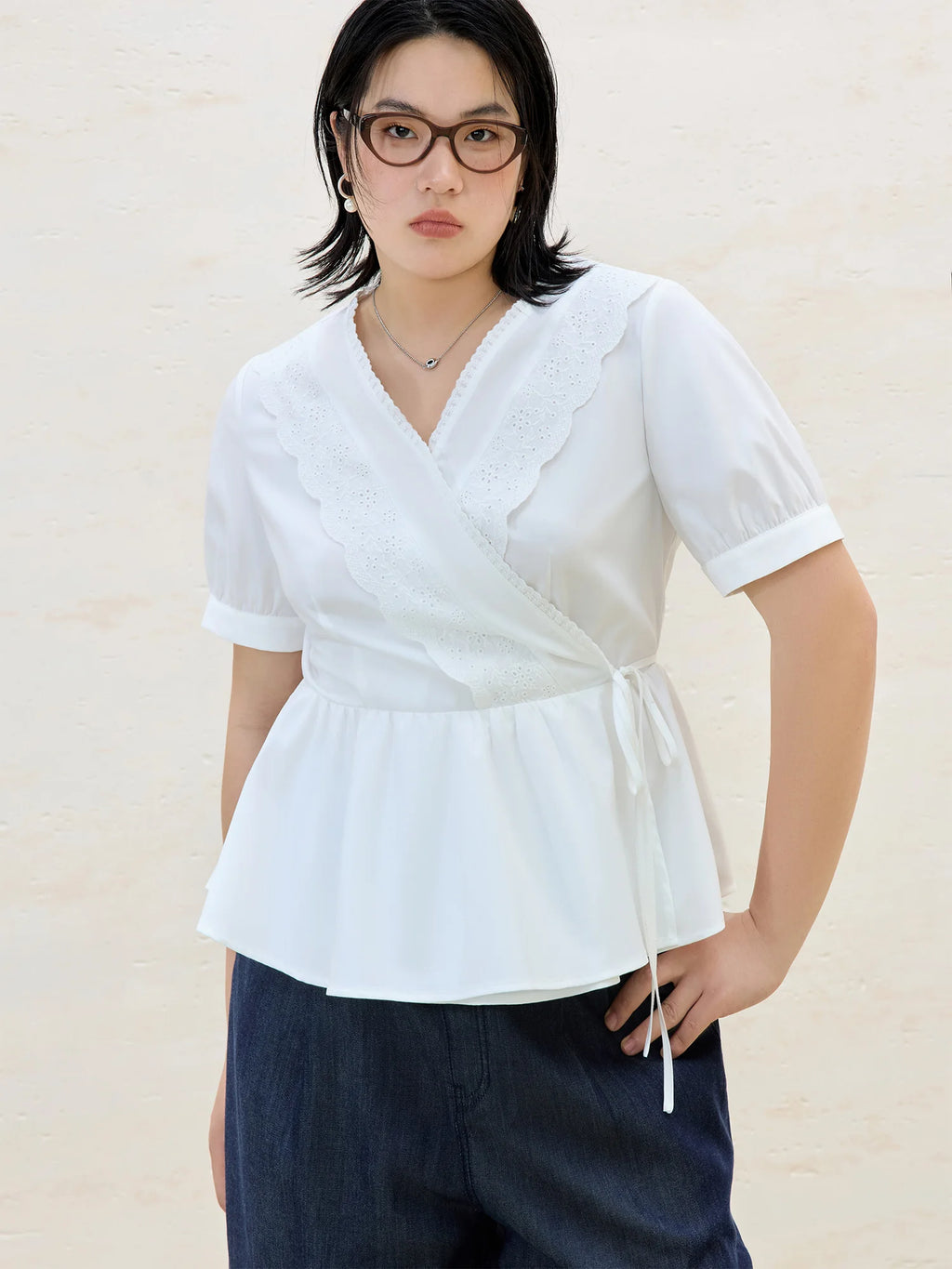 DUSHU Minimalist Style Black White Wrap-around Stitching Blouse Short-sleeved T-shirt 2025 Summer Sweet Elegant Top 25DS82112