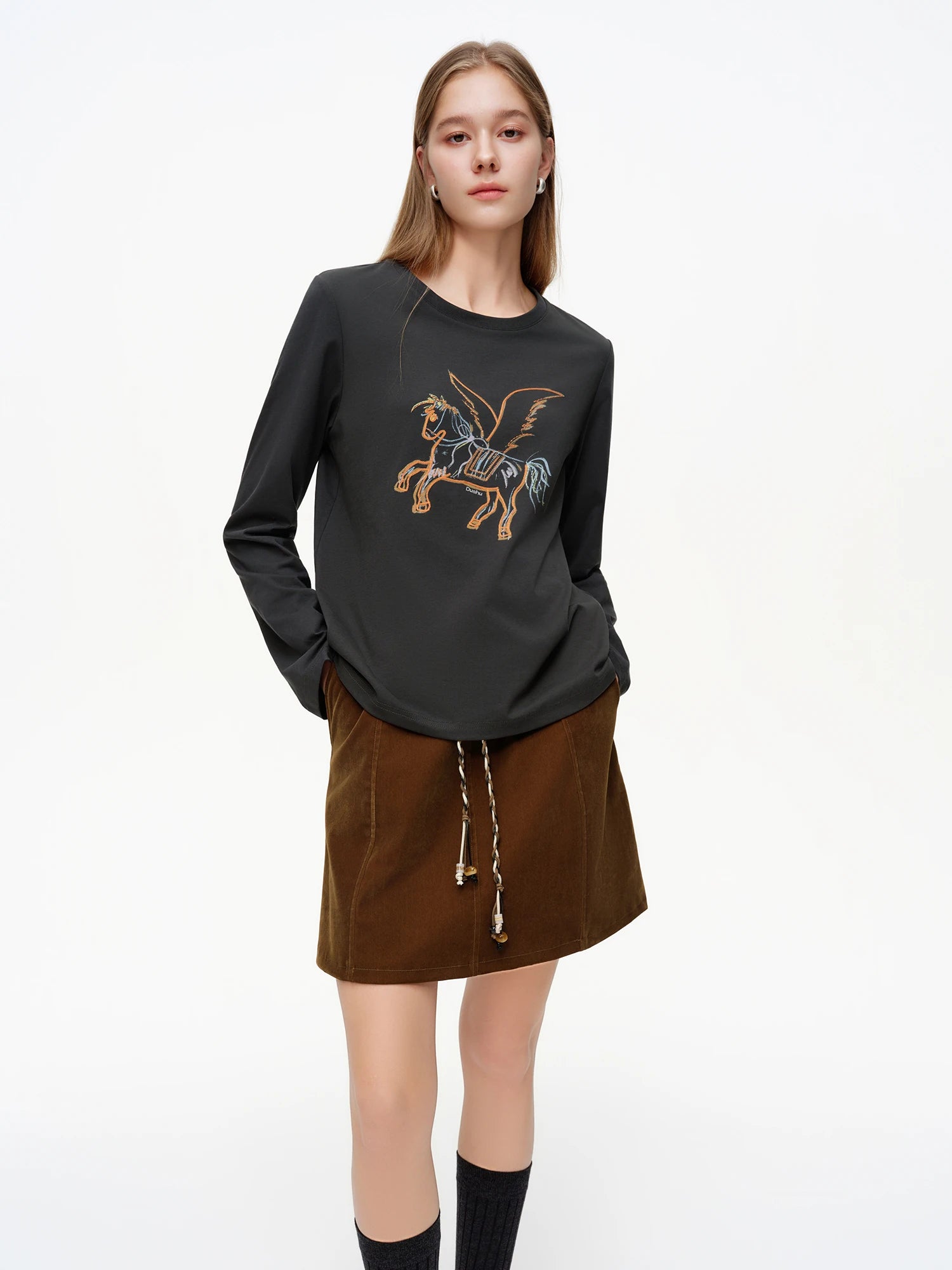 DUSHU 2026 Spring Women's Embroidered Long Sleeve T-shirt - Loose Fit Top with Artistic Pattern for Casual and Daily Use