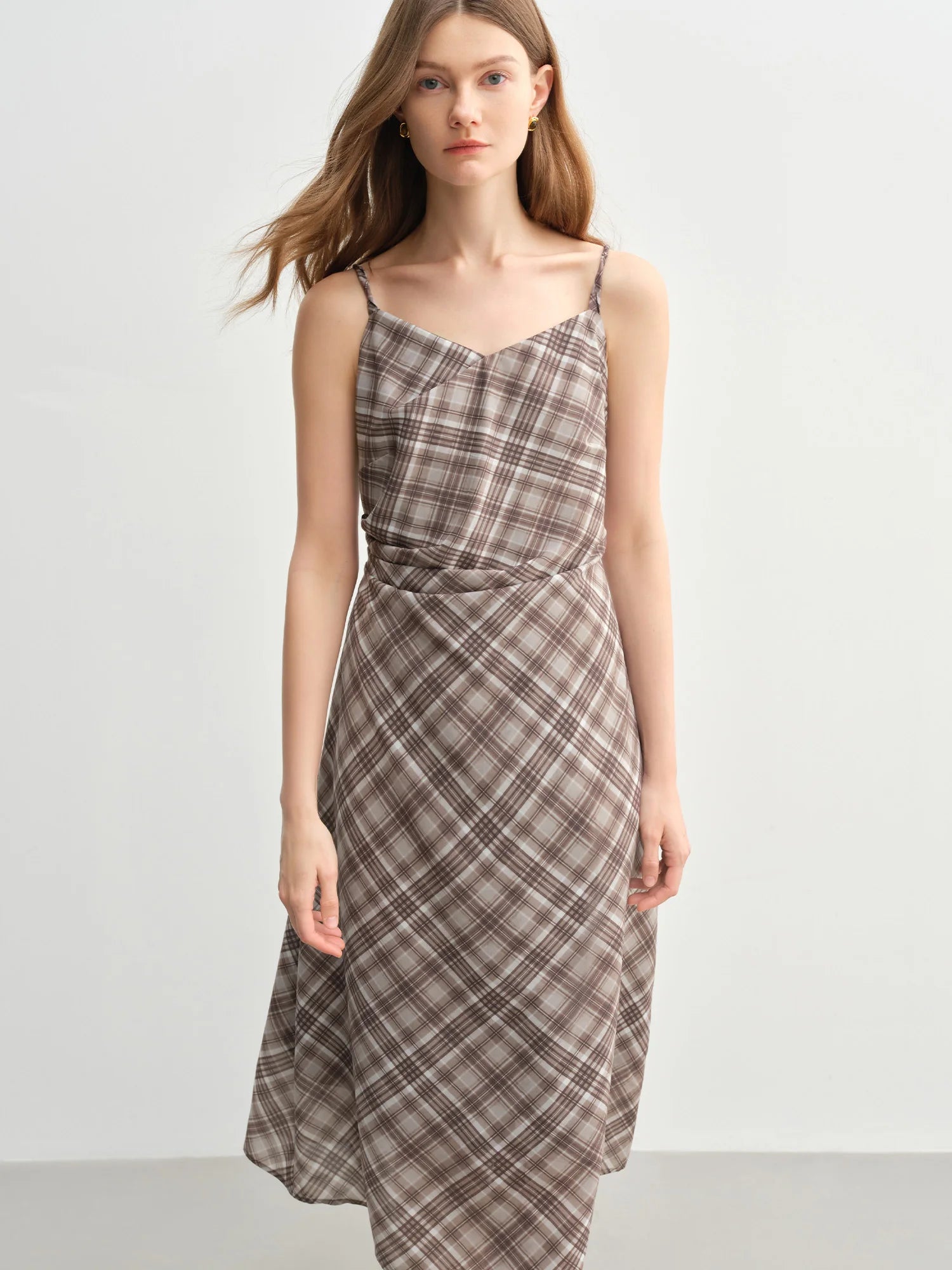 DUSHU Plus Size Retro Plaid Pleated Strappy Dress For Women 2025 Summer New Arrival V-neck High Waist Slimming Dress 25DS82481