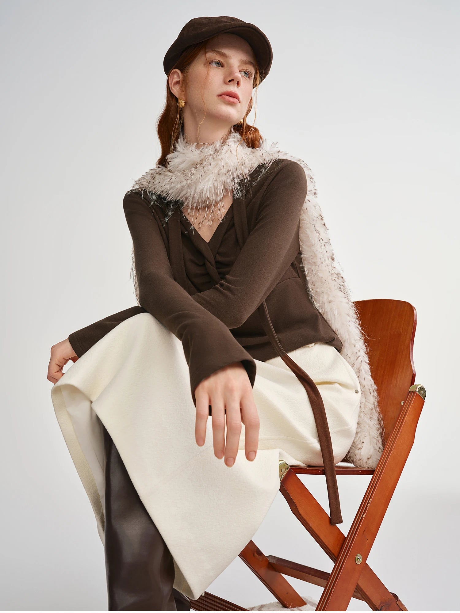 DUSHU Plus-Size Irregular Twist Brown T-shirt Long Sleeve V-neck Slim Retro Trendy 2025 Winter Wear Inner Top Simple Pullovers