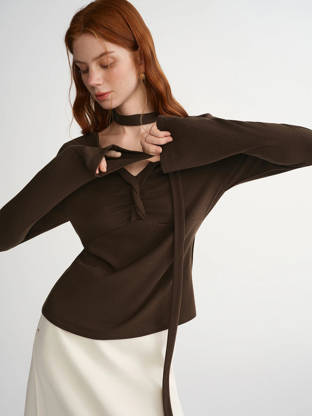 DUSHU Plus-Size Irregular Twist Brown T-shirt Long Sleeve V-neck Slim Retro Trendy 2025 Winter Wear Inner Top Simple Pullovers
