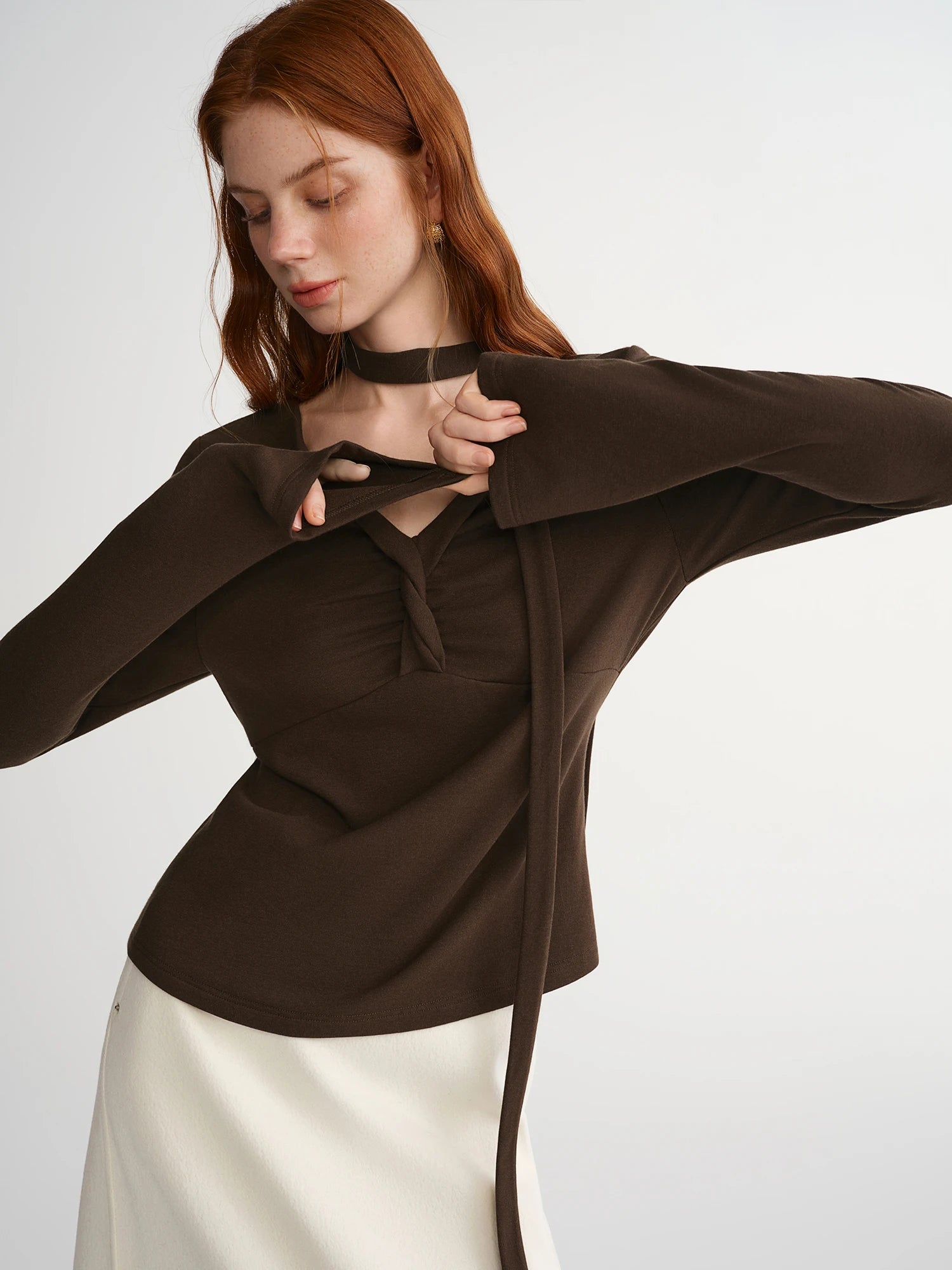 DUSHU Plus-Size Irregular Twist Brown T-shirt Long Sleeve V-neck Slim Retro Trendy 2025 Winter Wear Inner Top Simple Pullovers