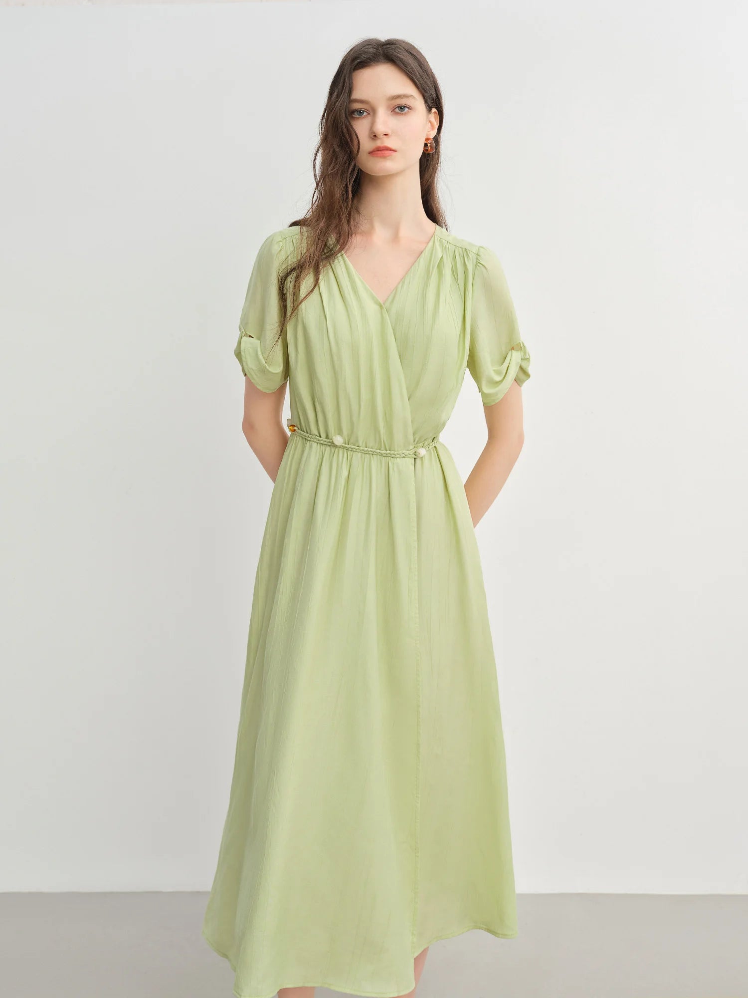 DUSHU Plus-Size Women's Vintage V-Neck Fitted Waist Mid-Length One-Piece Dress 2025 Summer New Arrival for Curvy Women 25DS82986