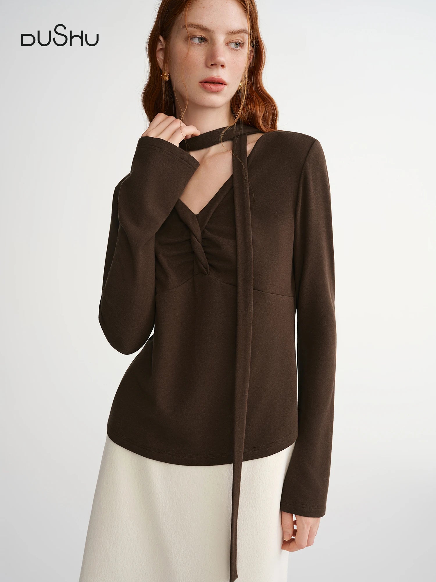 DUSHU Plus-Size Irregular Twist Brown T-shirt Long Sleeve V-neck Slim Retro Trendy 2025 Winter Wear Inner Top Simple Pullovers