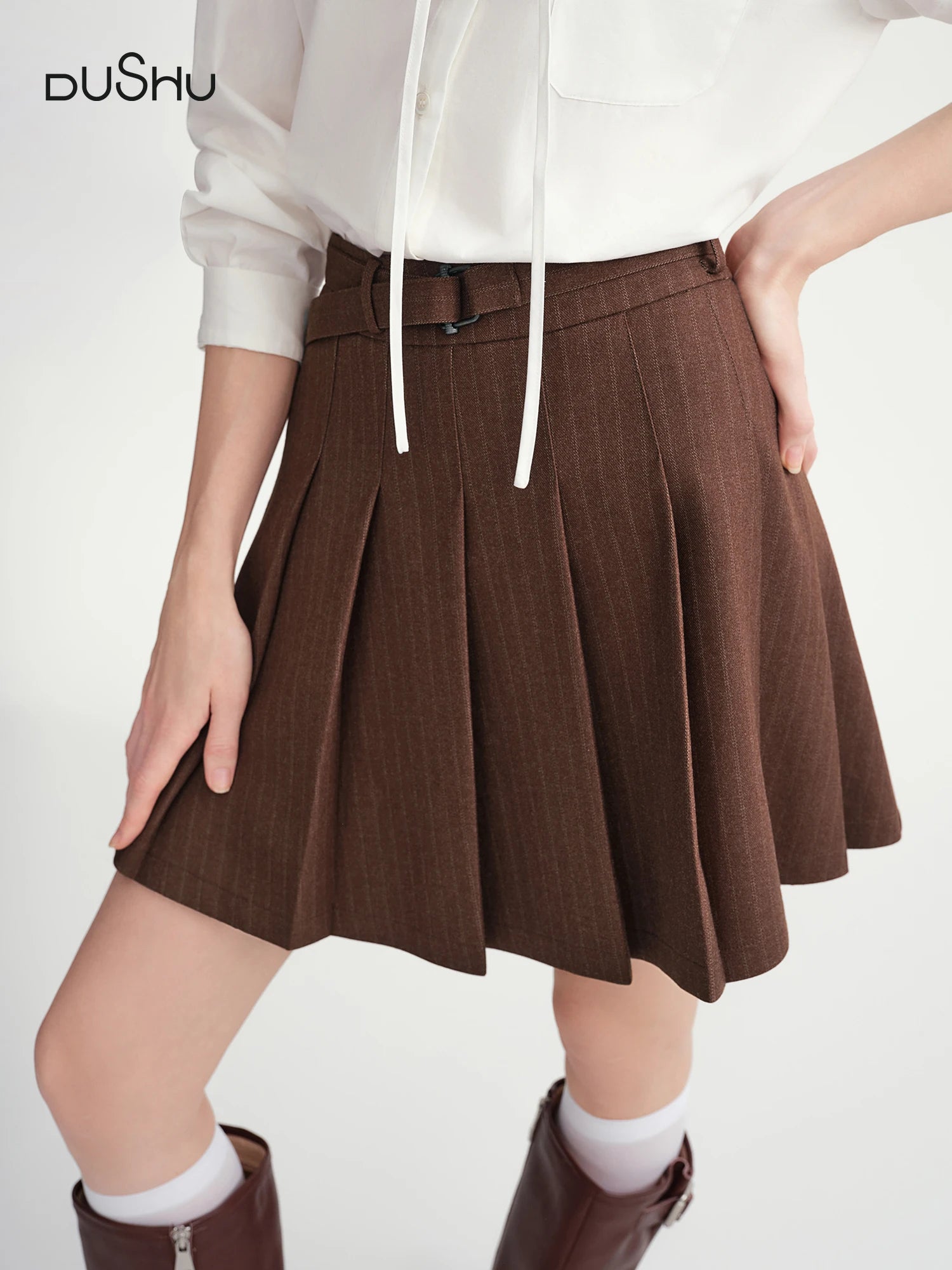 DUSHU Plus-Size Women's Dark Stripe Pleated Skirt with Fabric Belt Fall-Winter 2025 New Arrival A-Line Mini Skirt Brown Skirts