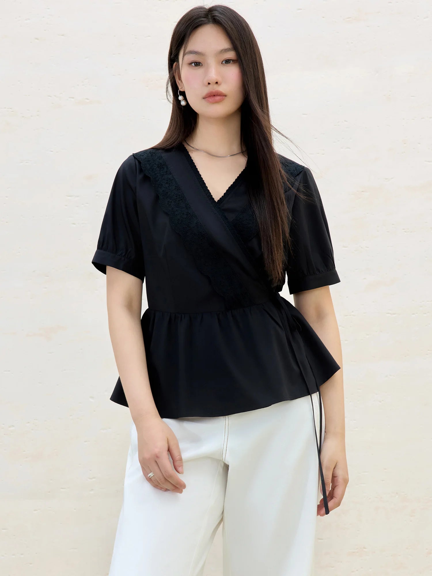 DUSHU Minimalist Style Black White Wrap-around Stitching Blouse Short-sleeved T-shirt 2025 Summer Sweet Elegant Top 25DS82112